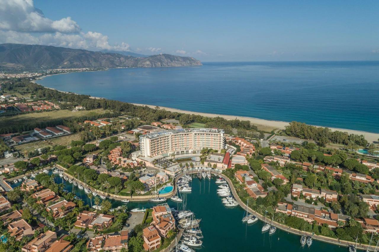 Residence Delfino, Portorosa Фурнари Экстерьер фото