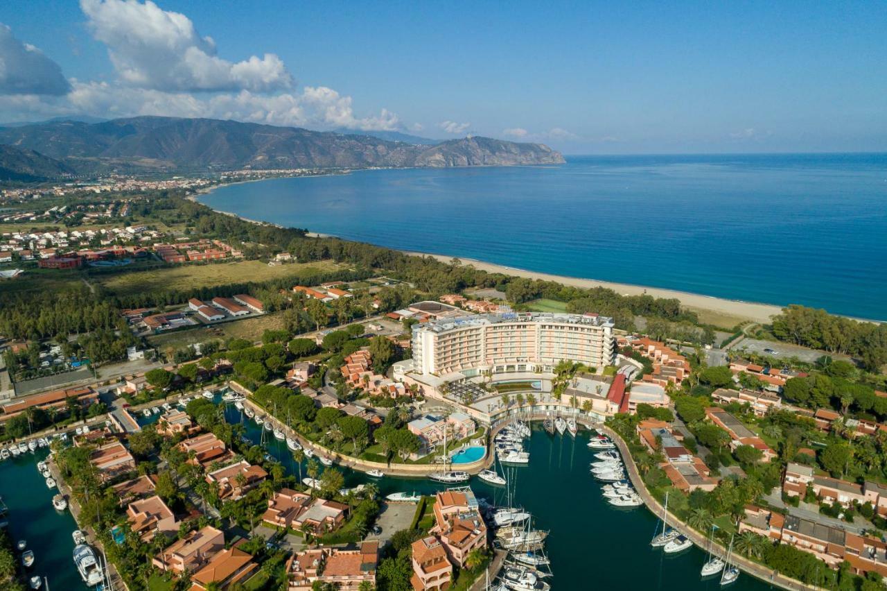 Residence Delfino, Portorosa Фурнари Экстерьер фото