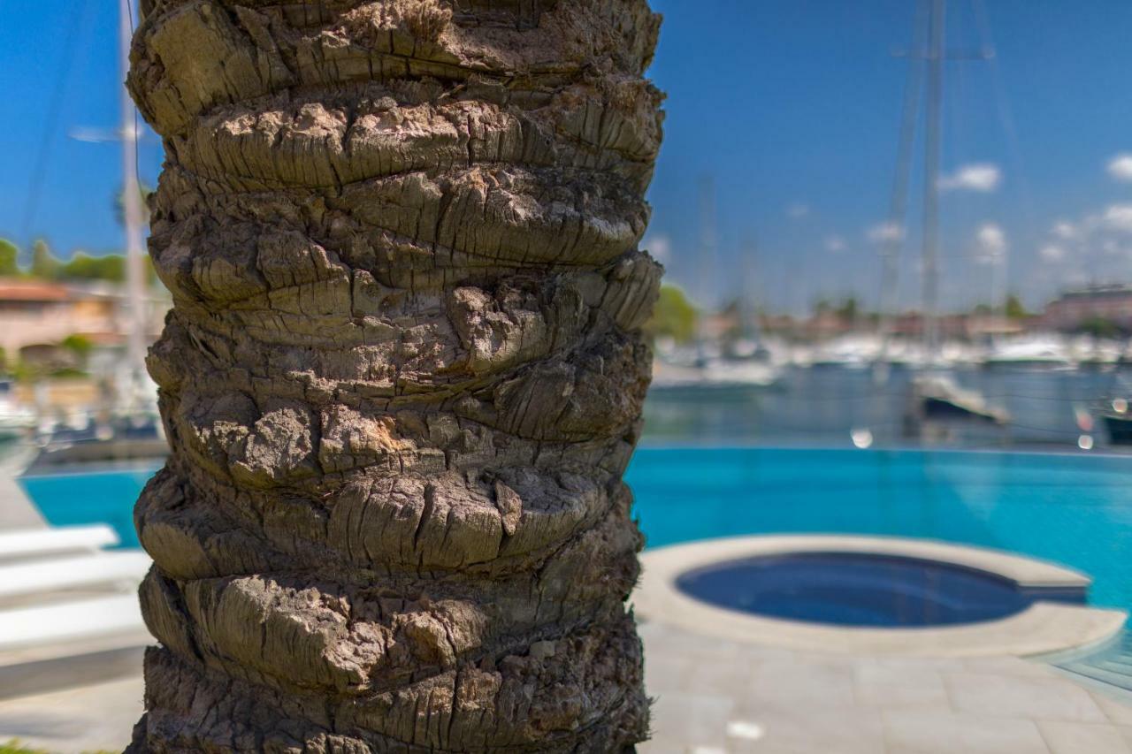Residence Delfino, Portorosa Фурнари Экстерьер фото
