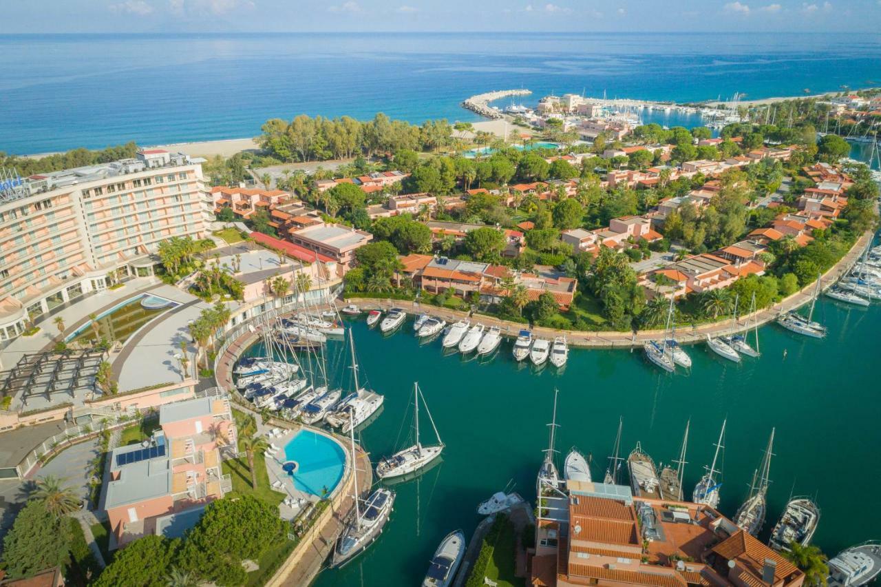 Residence Delfino, Portorosa Фурнари Экстерьер фото