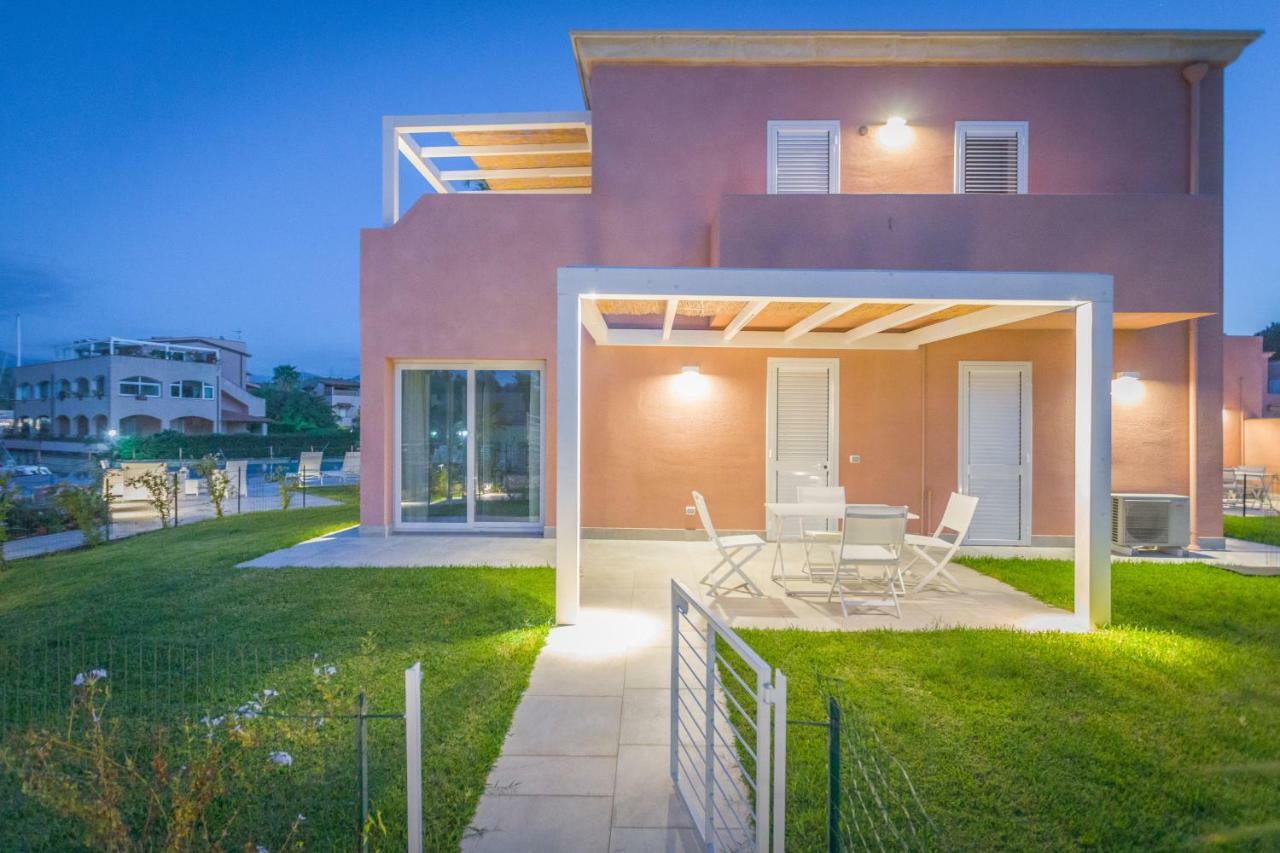 Residence Delfino, Portorosa Фурнари Экстерьер фото